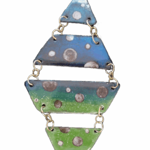 Velký smaltovaný náhrdelník s béžovými puntíky, výrazný doplněk ve studených odstínech, ideální k výstřihu nebo roláku.