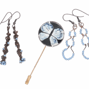 Smaltovaná jehlice s modráskem. Podtrhněte svůj osobitý styl s touto elegantní smaltovanou jehlicí do klopy s motivem modráska.