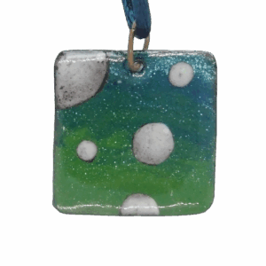 Smaltovaný přívěsek s béžovými puntíky, jemný a elegantní šperk s nastavitelným zavěšením, vhodný pro každodenní i slavnostní nošení.