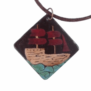 Smaltovaný přívěsek s korábem s nachovými plachtami. Tento smaltovaný přívěsek s motivem korábu a nachovými plachtami je součástí námořnické kolekce, která evokuje svobodu a dobrodružství. Výška zavěšení je nastavitelná, takže si můžete přívěsek přizpůsobit podle potřeby, ať už na dlouhý nebo kratší řetízek. Originální design dodá vašemu outfitu sofistikovaný a zároveň hravý nádech.