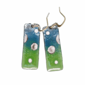 Smaltované náušnice s béžovými puntíky ve studených odstínech, elegantní a jednoduchý šperk vhodný ke každému outfitu i dalším doplňkům.