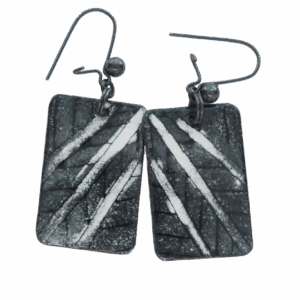 Smaltované černobílé náušnice. Tyto elegantní a výrazné náušnice jsou ideální pro milovnice velkých šperků. Smaltovaný černobílý design dodává sofistikovaný vzhled, který skvěle doplní jak elegantní, tak i ležérní outfit. Jsou součástí větší kolekce, takže je můžete snadno zkombinovat pro dokonale sladěný styl.