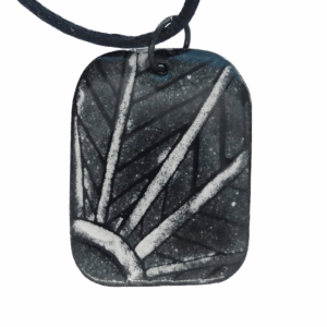 Smaltovaný černobílý přívěsek. Stylový a nadčasový přívěsek s černobílým smaltem, který dokonale doplní formální i elegantní outfit. Díky svému sofistikovanému designu se hodí ke košilím, šatům i saku a stane se decentním, ale výrazným prvkem vašeho stylu. Je součástí větší kolekce, takže jej lze snadno kombinovat pro harmonický vzhled.