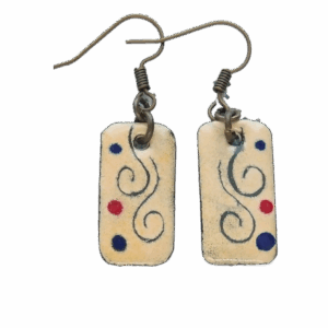 Jemné smaltované náušnice v béžových tónech s puntíky – elegantní a decentní doplněk, ideální k broži nebo náhrdelníku ze soupravy.