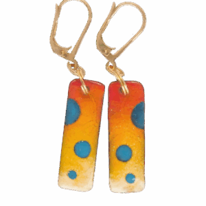 Ručně vyráběné smaltované náušnice s modrými puntíky a uzavíratelným háčkem