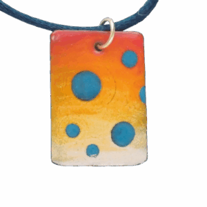 Smaltovaný přívěsek s modrými puntíky, ruční výroba, nastavitelná délka zavěšení