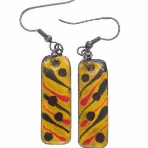 Smaltované žlutě pruhované náušnice. Tyto smaltované náušnice s žlutými pruhy jsou ideální volbou pro ty, kteří chtějí přidat svému outfitu výrazný a barevný akcent. Díky své jedinečné kombinaci žlutých odstínů vyniknou obzvlášť v tmavých vlasech a přitahují pozornost. Skvěle ladí s broží, přívěskem nebo sponkou ve stejných žlutých tónech, což umožňuje vytvoření dokonalého sladěného setu.