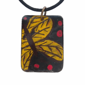 Smaltovaný přívěsek Žluťásek. Tento ručně smaltovaný přívěsek s motivem motýla žluťáska je ideálním doplňkem pro každodenní nošení i speciální příležitosti. Jednoduchý, ale výrazný design přívěsku v teplých žlutých tónech přitahuje pozornost, zatímco jemné detaily smaltu dodávají šperku unikátní charakter. Výšku zavěšení lze snadno upravit podle potřeby, což zajišťuje maximální pohodlí a flexibilitu při nošení. Pro dokonalý komplet můžete přívěsek sladit se sponkou nebo náušnicemi ve stejných barvách a stylu.