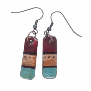 Smaltované námořnické náušnice. Elegantní smaltované náušnice v námořnickém stylu, které ladí s korábem s nachovými plachtami. Tyto náušnice v teplých pastelových odstínech dodají vašemu vzhledu jemnost a sofistikovanost. Skvěle se hodí jako doplněk k broži, přívěsku nebo náhrdelníku z téže kolekce, čímž vytvoříte harmonický a stylový set.