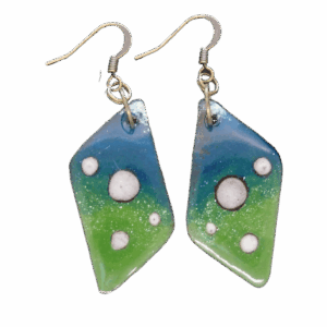 Velké smaltované náušnice s béžovými puntíky, výrazný doplněk v chladných odstínech, který opticky zeštíhluje obličej.