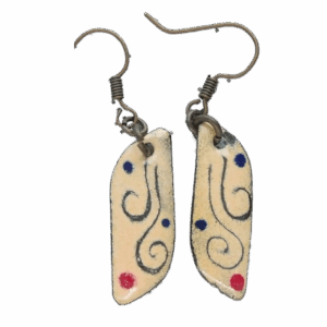 Smaltované asymetrické náušnice v béžové barvě s puntíky – jemný a univerzální doplněk vhodný jako dárek nebo ke kombinování se soupravou.