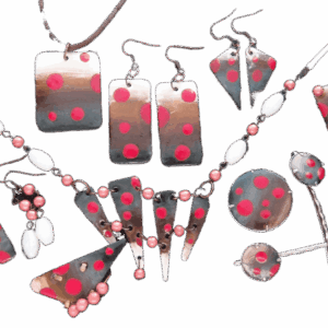 Smaltovaná souprava s červenými puntíky – náhrdelník, přívěsek, sponky, brož, jehlice a náušnice z různých kovů, doplněné korálky v přírodních tónech.