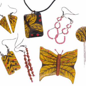 Souprava se Žluťáskem. Tato ručně vyráběná souprava nabízí kombinaci šperků, které lze snadno přizpůsobit různým příležitostem a vytvořit tak jedinečný a sladěný vzhled. Souprava spojuje eleganci červených korálků, měděného drátku a smaltu, což jí dodává sofistikovaný a jemný charakter. Všechny kousky v této kolekci lze nosit samostatně, nebo je kombinovat podle nálady a potřeby.