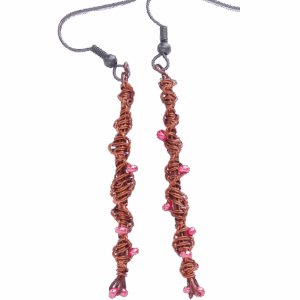 Drátkované náušnice s červenými korálky. Tyto ručně drátkované náušnice jsou vytvářeny z měděného drátku a doplněny drobnými červenými korálky, které jim dodávají jemnost a sofistikovanost. Jejich lehkost a originální design je činí ideálním doplňkem pro každodenní nošení i speciální příležitosti. Náušnice ladí s broží ve stejných červených tónech a vytvářejí tak harmonický a elegantní set, který dokonale doplní váš vzhled.