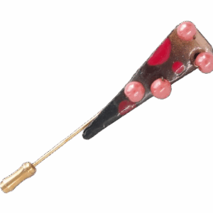 Ručně vyráběná smaltovaná jehlice ve tvaru V s červenými puntíky, doplněná oranžovohnědými korálky a zlatou jehlicí, podlepená hnědou plstí.