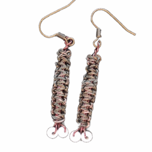 Drátkované náušnice s perleťovými korálky. Tyto jedinečné náušnice jsou ručně vyrobené technikou drátkování, stejnou jako u těla brože vážky, čímž dokonale ladí s tímto šperkem. Jemné linie drátku vytvářejí vzdušný, lehký design, zatímco perleťové korálky dodávají náušnicím sofistikovaný lesk a nadčasovou eleganci. Díky své lehkosti a preciznímu provedení jsou ideální pro každodenní nošení i slavnostní příležitosti. Krásně doplní brož vážky nebo mohou zazářit jako samostatný stylový šperk.