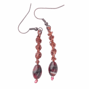 Drátkované náušnice s hnědými korálky. Tyto elegantní drátkované náušnice s hnědými korálky přinášejí jemný a sofistikovaný vzhled. Světle hnědé korálky dokonale ladí s drátkovaným designem a tvoří nádherný doplněk k vážce ze stejné kolekce. Jejich jemný, ale výrazný vzhled skvěle doplní jakýkoli outfit, ať už jde o každodenní nošení nebo speciální příležitost.