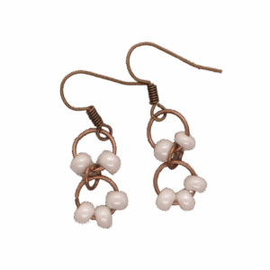 Béžové korálkové náušnice. Tyto elegantní korálkové náušnice v jemném perleťovém odstínu jsou vytvořeny ze stejných korálků jako na těle vážky, což z nich činí perfektní doplněk k tomuto šperku. Jejich jednoduchý a nadčasový design dodává outfitu lehkost a sofistikovanost, zatímco precizní ruční zpracování zaručuje jedinečný vzhled. Díky neutrální barvě se snadno kombinují s různými styly a příležitostmi. Jsou ideální pro ty, kteří hledají decentní, ale zároveň originální doplněk inspirovaný přírodou.