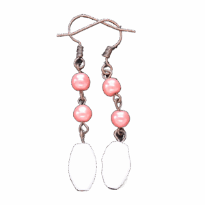 Ručně vyráběné světlé korálkové náušnice se třemi skleněnými korálky v perleťové a hnědooranžové barvě, zavěšené na měděných háčcích.