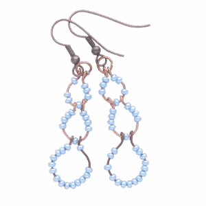 Drátkované náušnice s modrými korálky. Elegantní a lehké drátkované náušnice jsou ručně drhané z měděného drátku a zdobené drobnými modrými korálky.