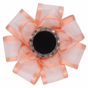 Růžová brož ze stuhy s černým vintage knoflíkem. Ručně vyráběná brož z jemné růžové organzové stuhy je pečlivě tvarovaná do podoby plastického květu. Její střed zdobí černý knoflík z mačkaného skla, orámovaný decentním stříbřitým okrajem, který celku dodává elegantní kontrast a retro nádech. Stylový doplněk, který ozvláštní každý outfit – od romantických šatů po jednoduché sako.