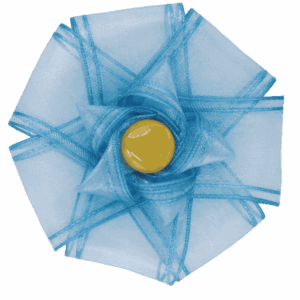 Modrá brož ze stuhy se žlutým vintage knoflíkem. Jemná brož z tmavě modré organzové stuhy s lehkou, téměř průsvitnou strukturou je ručně skládaná do něžné květinové podoby. Uprostřed září žlutý vintage knoflík z mačkaného skla, který v kontrastu s tmavým podkladem krásně vyniká a přidává šperku radostný akcent. Skvělá volba pro ty, kdo mají rádi decentní eleganci s barevným nádechem.