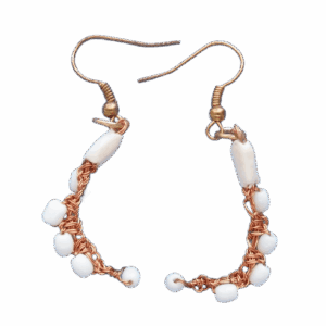 Drátkované náušnice s bílými korálky z měděného drátu, malé a elegantní