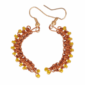 Asymetrické drátkované náušnice se žlutými korálky z měděného drátu, vhodné na zimu