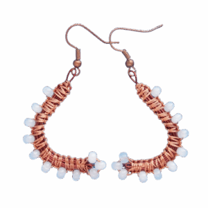 Velké drátkované náušnice s mléčnými korálky z měděného drátku, asymetrický tvar