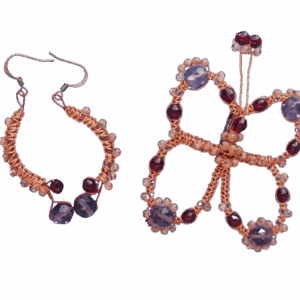 Drátkovaná souprava s velkými fialovými korálky, brož a náušnice z měděného drátu, inspirované secesí