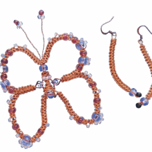 Drátkovaná souprava s červenými a fialovými korálky, motýlí brož a náušnice z měděného drátku