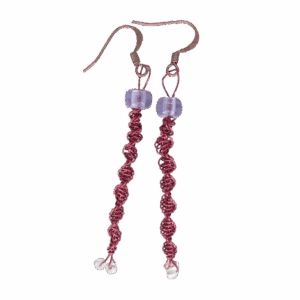 Červené drátkované náušnice s fialovými korálky z měděného drátu, opticky prodlužující tvar