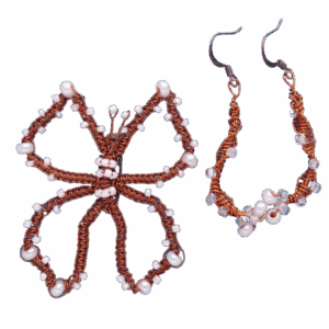 Drátkovaná souprava s růžovými korálky. Náušnice a brož z měděného drátku.