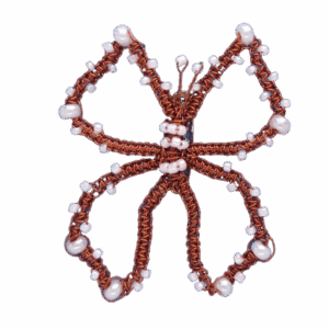 Drátkovaná motýlí brož s růžovými korálky z měděného drátku
