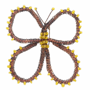 Drátkovaná motýlí brož se žlutými korálky. Brož ve tvaru motýla drhaná z kvalitního měděného drátku tmavohnědé barvy, doplněná o malé žluté skleněné korálky. Ze spodní strany je přidrátovaný spínací špendlík mosazné barvy.