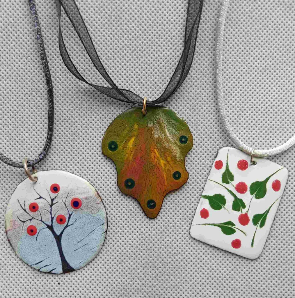 originální ručně tvořené smaltované přívěsky