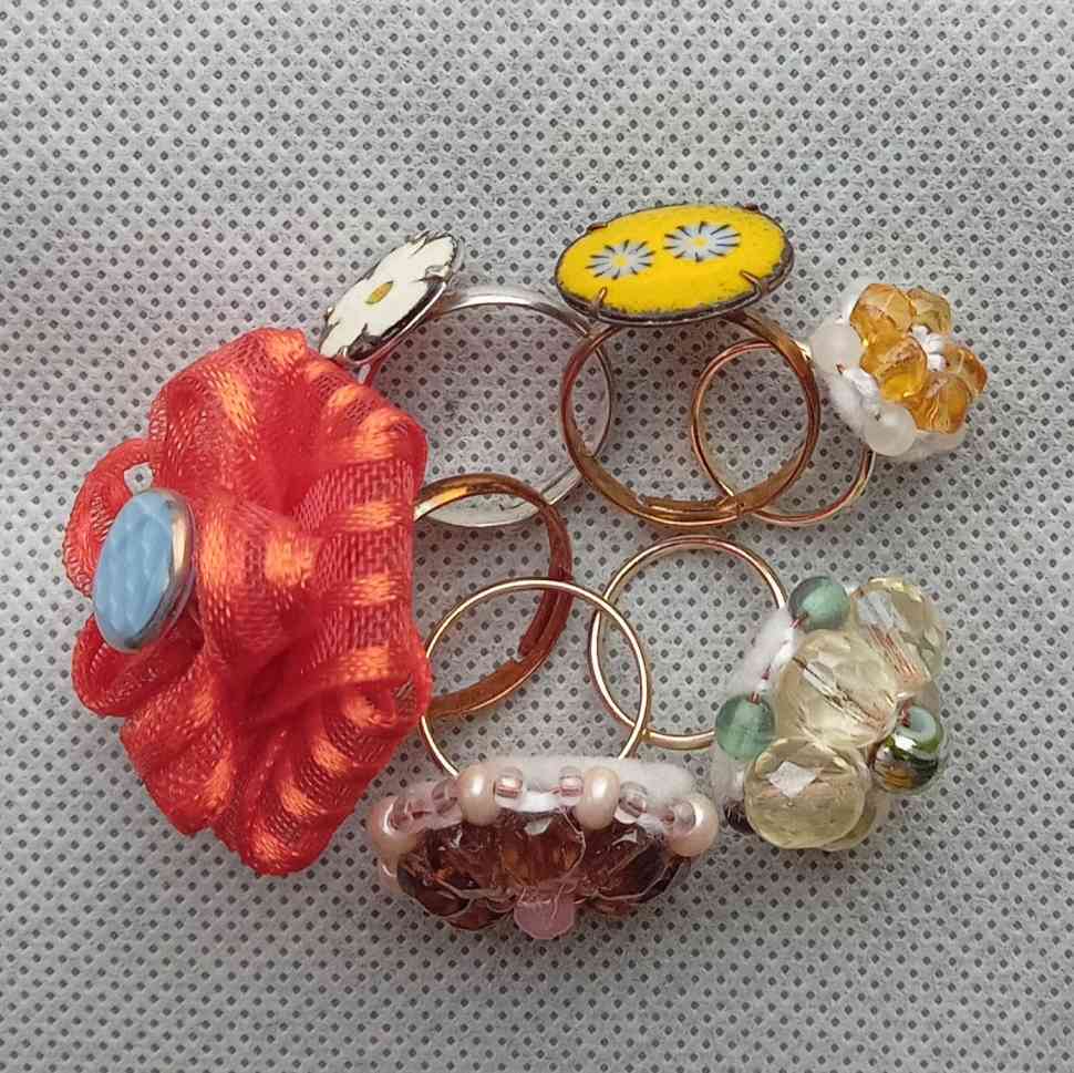 Prsteny. Velký výběr smaltovaných, korálkových a organzových prstenů ve třech dětských a jedné nastavitelné velikosti.