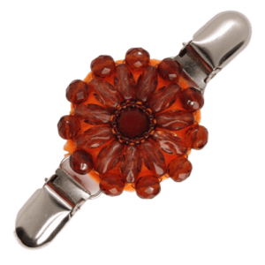 Hnědooranžová korálková oděvní spona v teplých podzimních odstínech, vhodná k barevným šátkům a šálám.