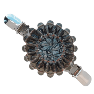 Šedá korálková oděvní spona s antracitovým květinovým knoflíkem v podzimních tónech.