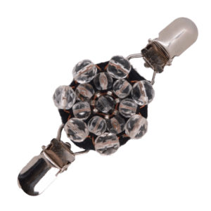 Křišťálová korálková oděvní spona s černým podšitím. Elegantní doplněk ke slavnostnímu outfitu, vhodný pro podzimní styl.