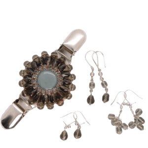 Šedá korálková souprava s náušnicemi a sponou na šátek v univerzálním elegantním odstínu.