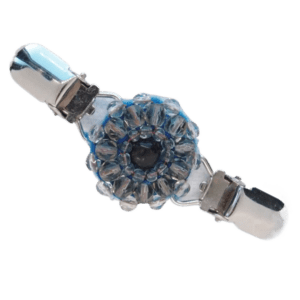 Šedá korálková oděvní spona z křišťálových broušených korálků v chladných zimních odstínech.