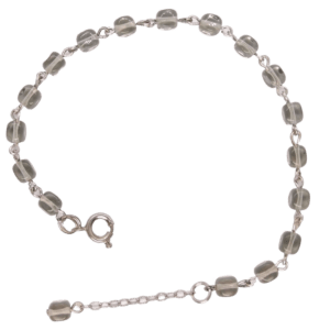 Šedý korálkový náramek z malých krychličkových korálků, ladící s náušnicemi a sponou na šátek.