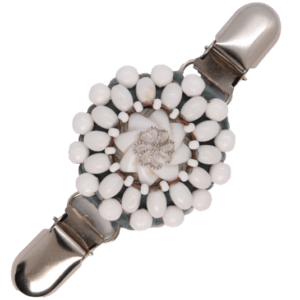 Bílá korálková oděvní spona se starým reliéfním knoflíkem v jemném romantickém stylu.