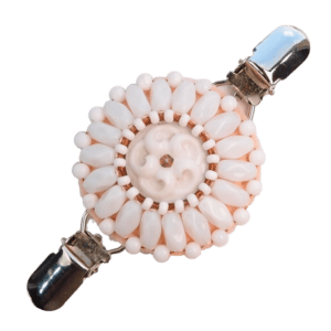 Bílá korálková oděvní spona se starým reliéfním knoflíkem a meruňkově růžovou plstí, romantický jarní doplněk.