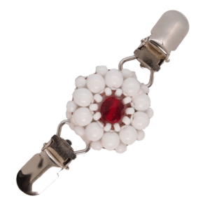 Malá bílá korálková oděvní spona se sytě bílými korálky a výrazným červeným středem.