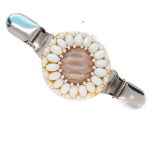 Béžová korálková oděvní spona, jemný doplněk vhodný pro jarní typ a kombinaci se smetanovými doplňky.