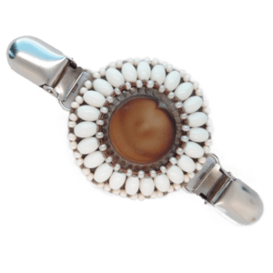 Béžová korálková oděvní spona, velký minimalistický doplněk vhodný pro podzimní typ a tmavé podklady.