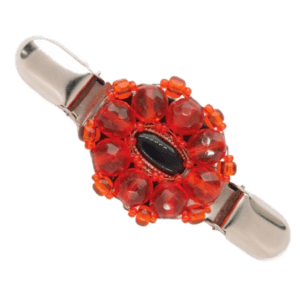 Oranžová oválná korálková oděvní spona s černým knoflíkem, luxusní doplněk vhodný k tmavým outfitům.