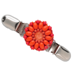 Oranžová korálková oděvní spona, vhodná pro podzimní typy a k doplnění květovaných či veselých outfitů.